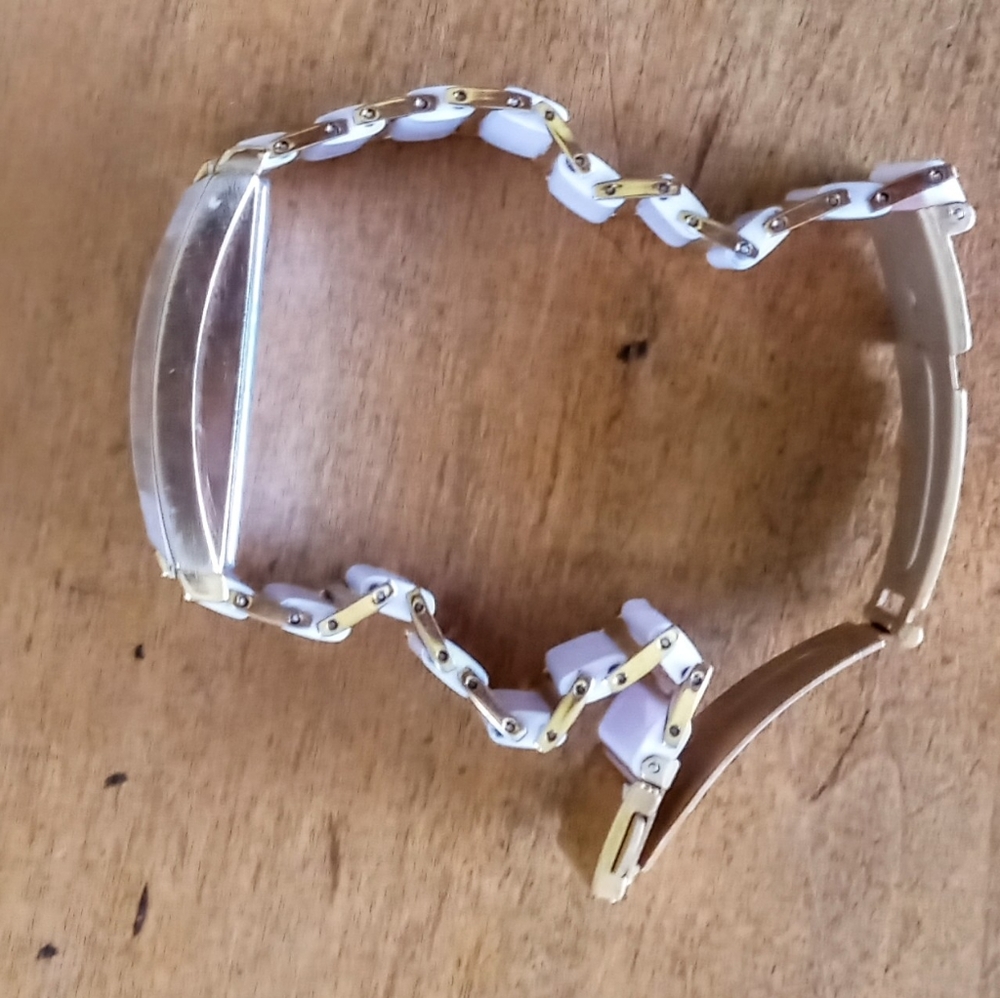 Pale pink ceramic watch - Picture 4 of 9